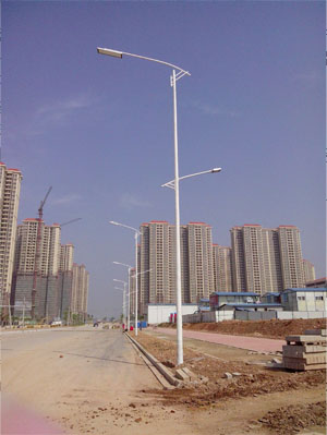 路灯亮化工程现场实拍图-13米高低臂路灯杆