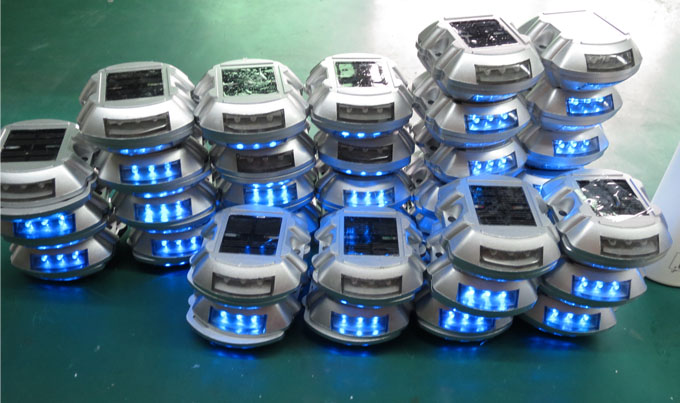椭圆形LED太阳能道钉灯(SYJTD-DD-T)出厂前老化实拍