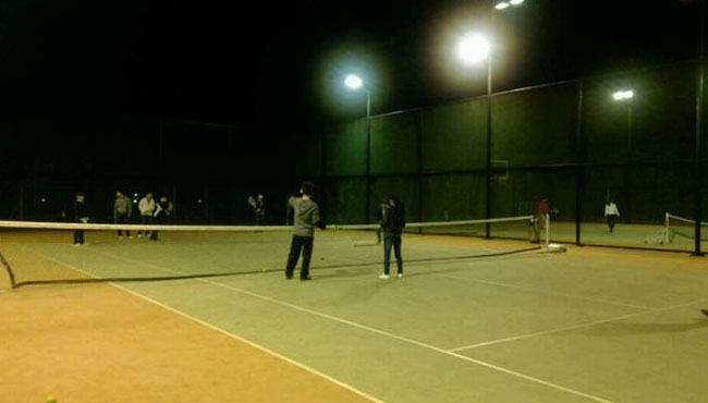 夜色下的网球运动爱好者
